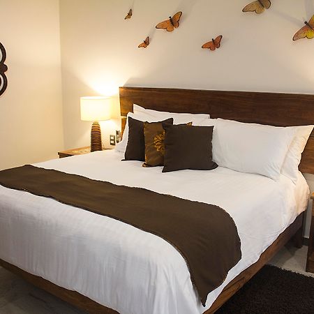 Casa Ticul Hotel Boutique - 5Th Ave (Adults Only) Playa del Carmen Exterior foto A bed with a bed runner