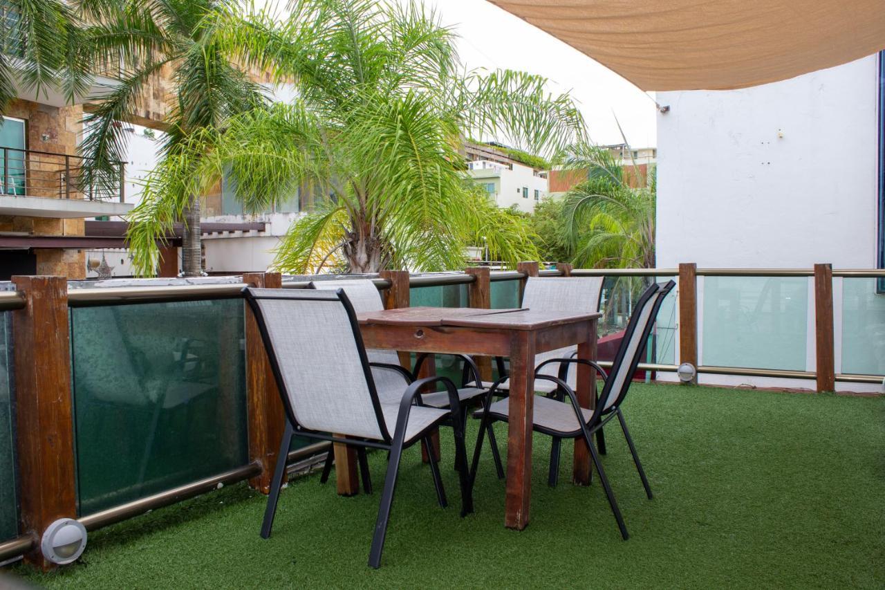 Casa Ticul Hotel Boutique - 5Th Ave (Adults Only) Playa del Carmen Exterior foto Artificial grass on a balcony